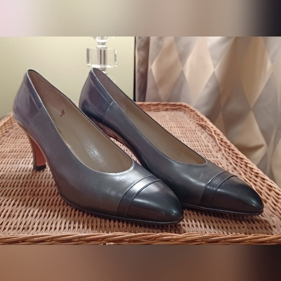 Salvatore Ferragamo black/dark gray leather almond toe pumps sz 10 - Picture 3 of 9